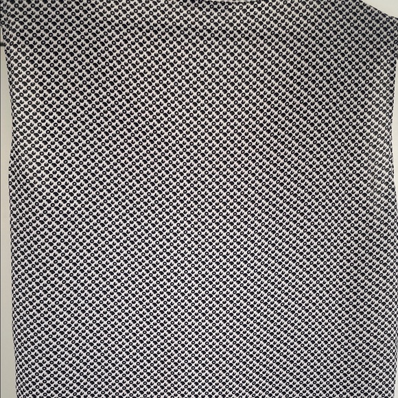 Sioni Sleeveless Black and White Patterned  Top - Chic & Versatile • Size Medium - Picture 12 of 17
